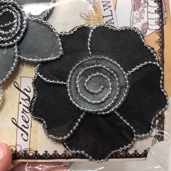 Crafters Bundle of Flowers & Clips - Picture 5 of 9